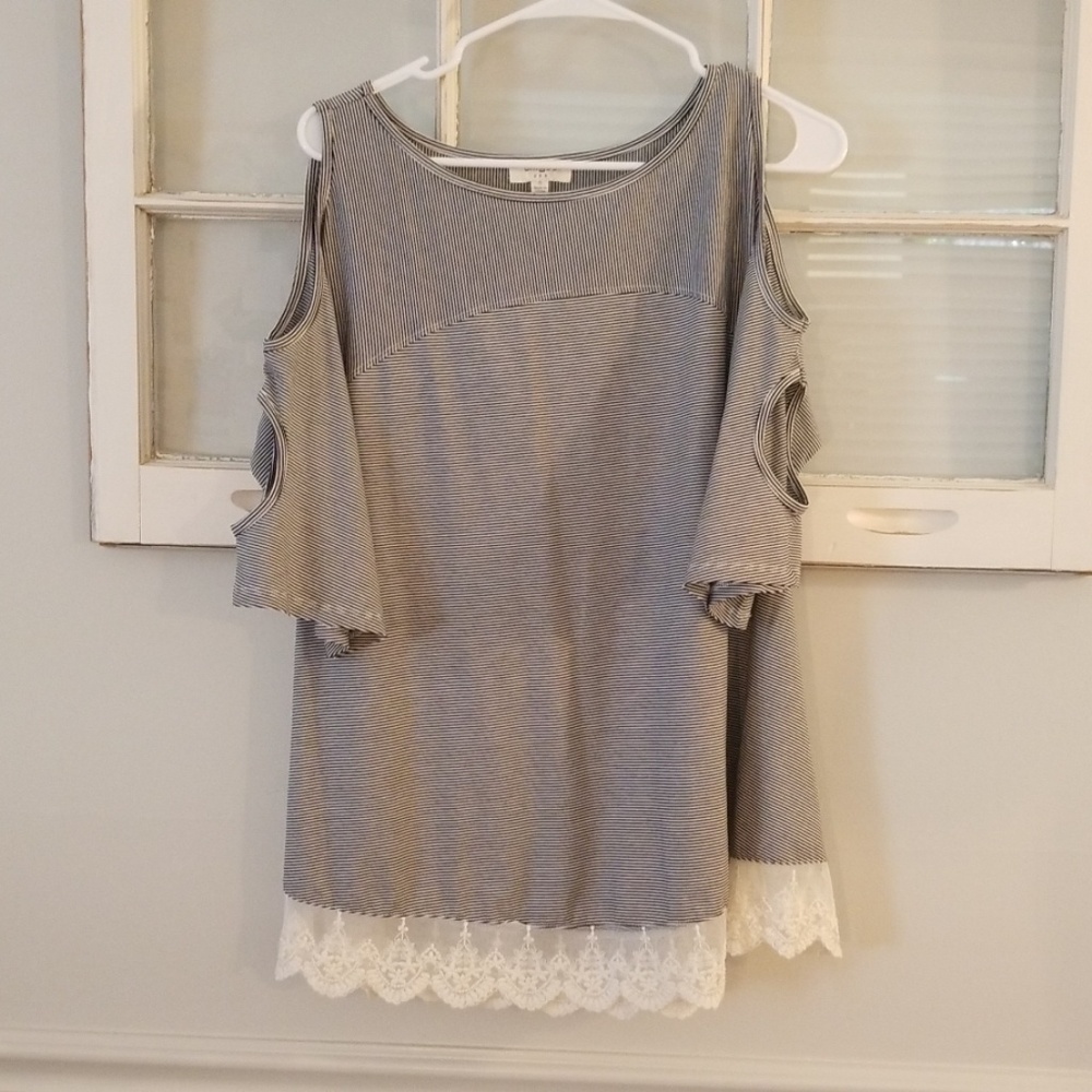 💕3 for $15💕 Umgee Stripe/Lace cold shoulder top